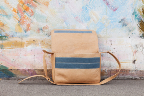 Beige Ledertasche mit dunkelblauem Streifen, Vorderansicht, Schulterriemen aus Leder, handgefertigt