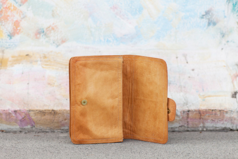 Offene cognacfarbene Ledertasche aus Naturleder mit warmer Honigpatina, Frontansicht