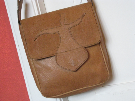 Cognacfarbene Ledertasche mit geometrischem Muster, Schulterriemen und Klappdeckel, Vorderansicht