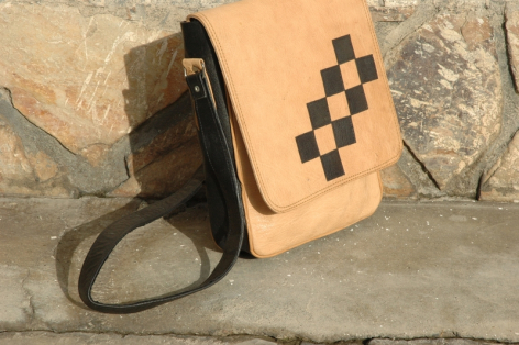 Beige Leder Schultertasche mit schwarzem Schachbrettmuster und braunem Schultergurt, Seitenansicht