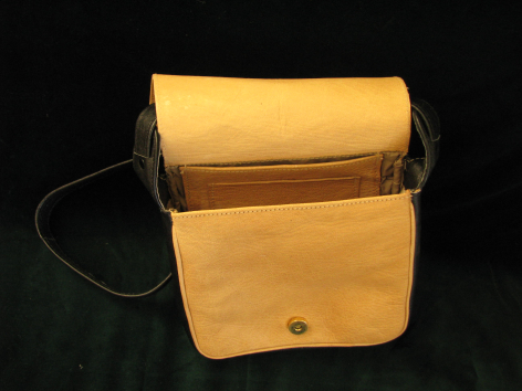 Gelbe Ledertasche mit Überschlag und schwarzem Schulterriemen, Vorderansicht