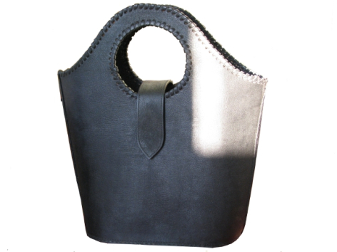 Schwarze Ledertasche mit rundem Henkel, trapezförmige Form, Frontalansicht