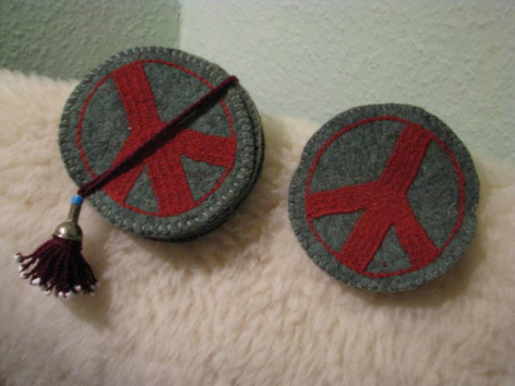 Gundara - Peace Coaster - green felt - hand-emboridered in red - made by Turkmen
