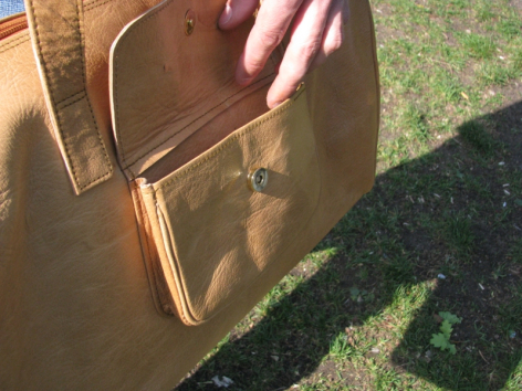 Sac à main cuir marron clair, vue de dessus, patine et texture artisanale visible