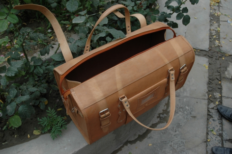 Sac à main rectangulaire en cuir cognac avec deux anses arquées, vue de face