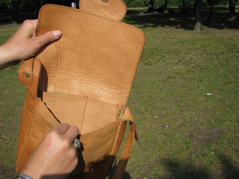 Sac à dos en cuir marron clair présenté ouvert, vue de face, avec détail des fermetures à cordon