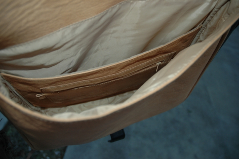 Détail du tissage d'une couverture ou textile beige et marron montrant les fils entrecroisés et la texture artisanale