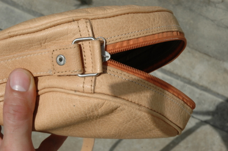 Sac à main en cuir beige avec boucle métallique, vue détail de la fermeture et de la doublure marron