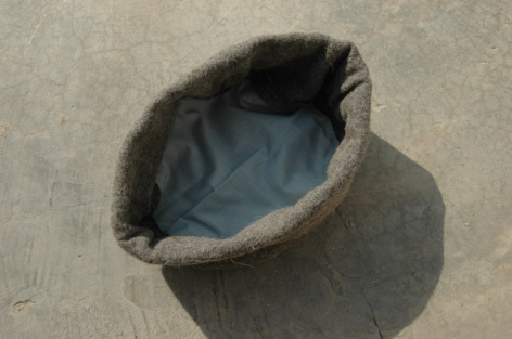 Handgefertigte hellbeige Ledertasche von oben, innen blaugrau gefüttert, organische ovale Form