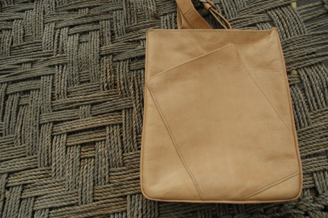 Gundara - Out of Place - messenger bag