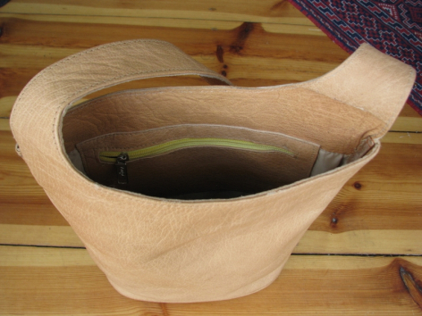 Sac en cuir beige vue de dessus, ouverture large et arrondie, artisanat traditionnel