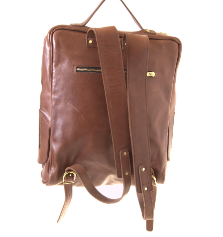 Cognacbraune Ledertasche mit Rucksackfunktion, Rückansicht mit sichtbaren Trägern und Metallverschlüssen