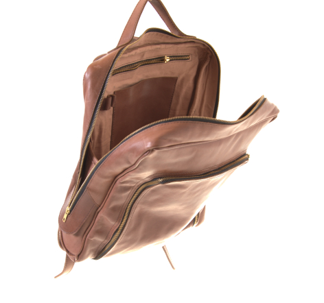 Brauner Lederrucksack von oben, geöffnet, mit mehreren Fächern und Schultergurten