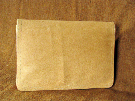 Hellbraune Ledertasche aus Naturleder, rechteckig, Vorderansicht mit sichtbaren Falten und Gebrauchsspuren