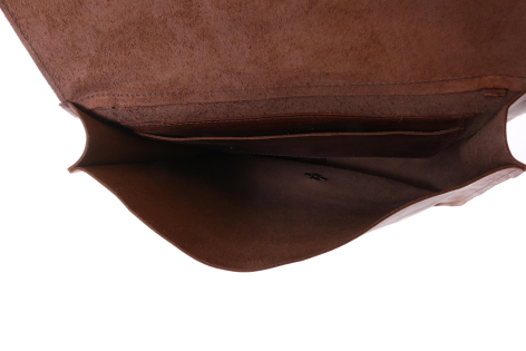 Braune Ledertasche, Unterseite mit offener Klappe und dunklem Innenfutter, von oben fotografiert