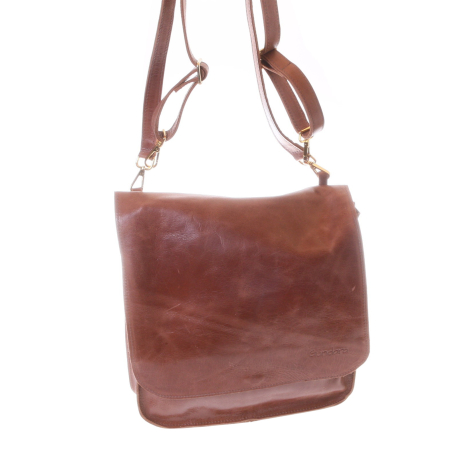 Braune Ledertasche mit Schultergurt, rechteckige Form, Vorderansicht