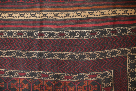 Handgewebter afghanischer Teppich in Dunkelrot mit geometrischen Mustern in Gold- und Cremtönen, Detail der Oberfläche
