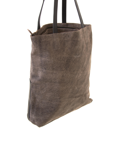 Graubraune Ledertasche mit strukturierter Oberfläche und schwarzen Henkeln, Ansicht von vorne leicht geneigt