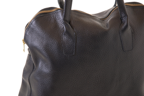 Schwarze Ledertasche mit strukturierter Oberfläche und braunen Griffen, Vorderansicht