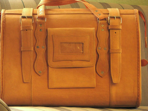 Sac à main en cuir fauve vue de face avec poignées et poche frontale carrée