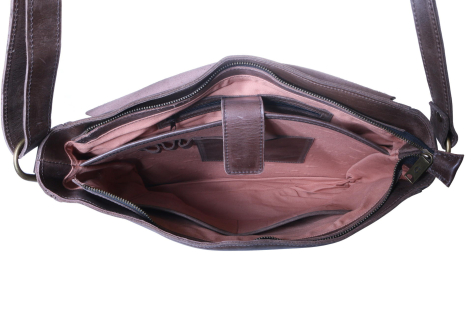 Braune Ledertasche von oben geöffnet mit rosafarbenem Innenfutter und mehreren Fächern, Schulterriemen sichtbar