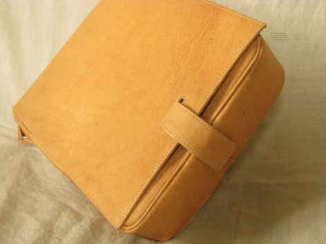 Sac en cuir tanné naturel vue de dessus, rabat rectangulaire avec deux boucles latérales de fermeture