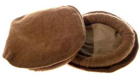 Braune Ledertasche mit rundem Design, eine offen, eine geschlossen, zeigt strukturiertes Innenfutter