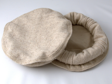 Panier rond en coton beige tissé à la main, vue de dessus montrant l'intérieur et le couvercle assorti