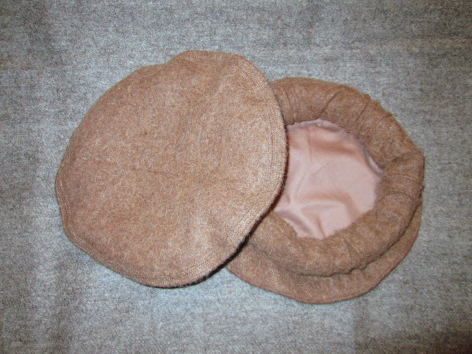 Deux coussinets ronds en tissu beige, l'un plat et l'autre ouvert montrant sa doublure rose pâle