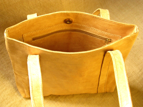 Sac en cuir caramel avec anses crème, vue de face ouverte montrant l'intérieur