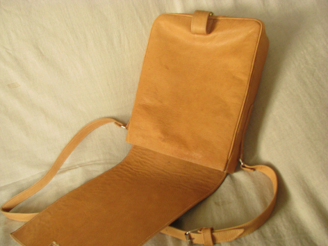 Sac à bandoulière en cuir caramel, vue ouverte révélant l'intérieur, avec lanière ajustable