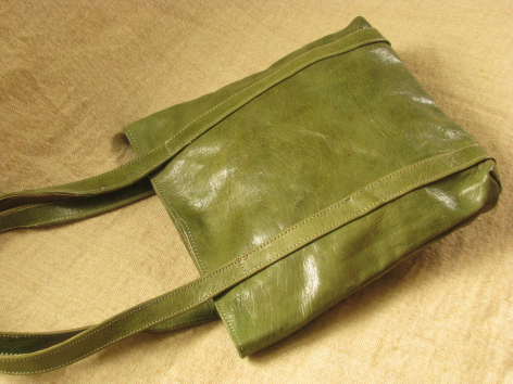 Sac à main rectangulaire en cuir vert olive avec deux poignées, vue de dessus sur fond clair