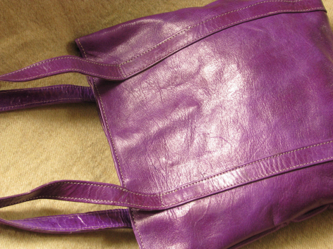 Sac à main en cuir violet avec patine brillante, anses noires, vue de dessus