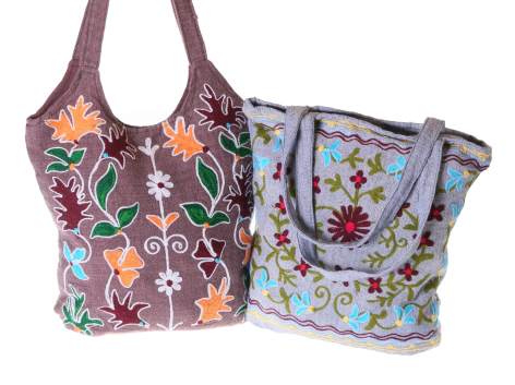 Deux sacs à main en tissu brodé : un prune à motifs floraux, un bleu clair à ornements traditionnels