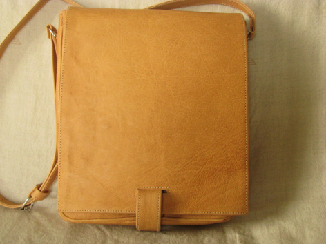 Sacoche en cuir marron clair avec rabat rectangulaire et sangle d'épaule, vue de face
