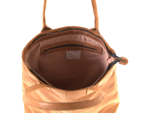 Braune Ledertasche, Draufsicht geöffnet, zeigt strukturiertes Innenfutter und zwei Henkel aus braunem Leder