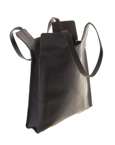 Schwarze Ledertasche mit zwei Henkeln, frontal fotografiert, schlichtes Design mit strukturierter Oberfläche