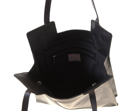 Schwarze Ledertasche mit offener Oberseite und cremefarbenem Baumwollinnenfutter, Frontalansicht