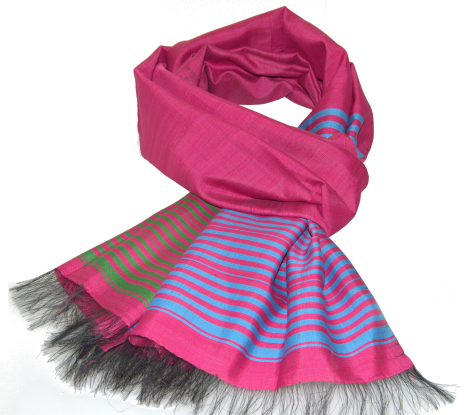 Magenta Wollschal mit bunten Streifen in Blau und Grün, gefranste Enden, Frontalansicht