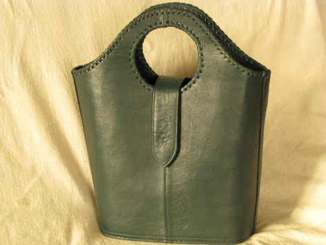 Sac à main en cuir vert kaki avec anses circulaires, vue de face