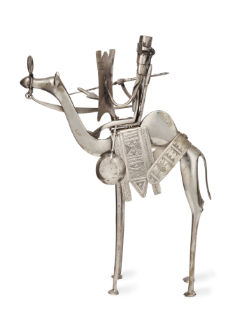 Sculpture de chameau en métal argenté avec ornements géométriques, vue de profil