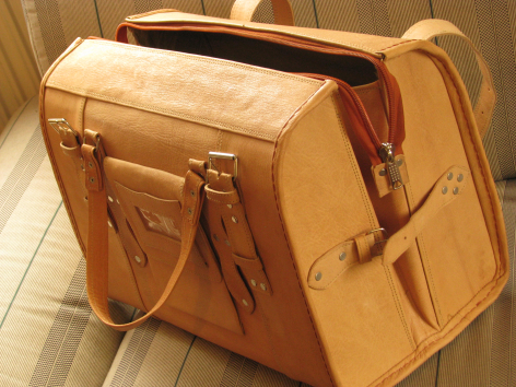 Sac à main carré en cuir marron clair avec poignées et fermoirs métalliques, vue de face