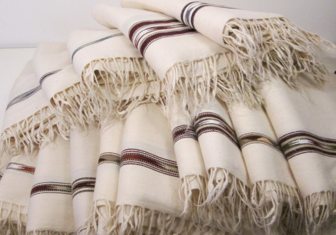 Textiles tissés main en coton naturel, teintes neutres, rayures fines et franges