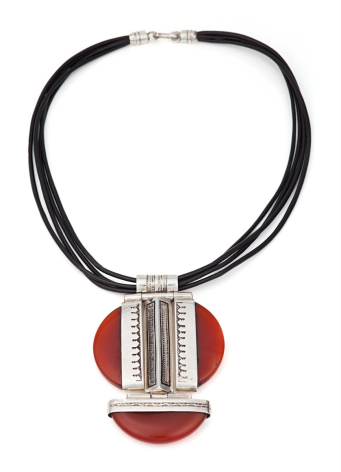 Collier à cordon noir avec pendentif géométrique rouge et détails métalliques argentés, vue de face