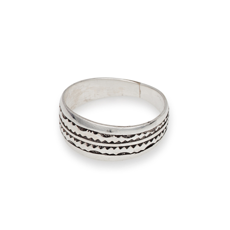 Bague argentée avec bandes ornementales gravées, vue de face en trois quarts
