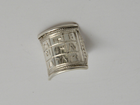 bague khaiatum motif alphabet