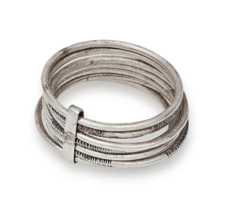 Bracelet argenté composé de plusieurs bracelets fins empilés avec fermoir magnétique rectangulaire