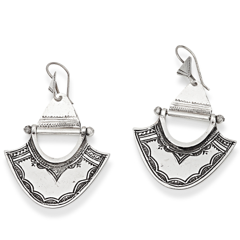 Paire de boucles d'oreilles en argent avec pendentifs en demi-lune ornés de motifs géométriques gravés, vue de face