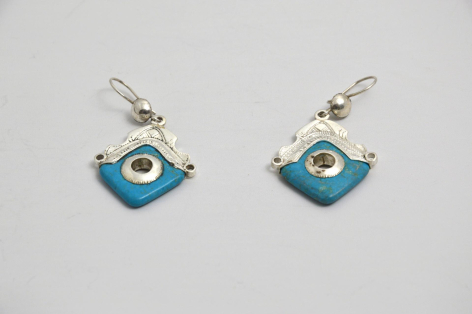 Paire de boucles d'oreilles carrées bleu turquoise avec détail doré central, vue de face sur fond blanc
