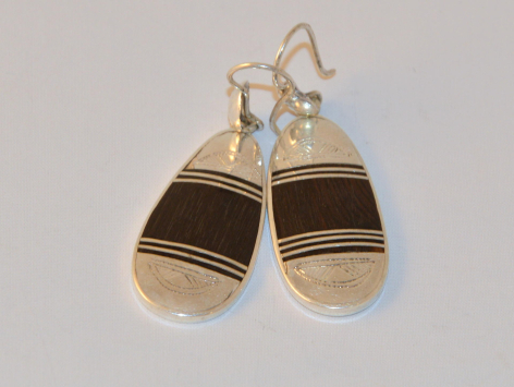 Paire de boucles d'oreilles artisanales avec pendants ovales en cuir marron et beige rayé, crochet doré, vue de face